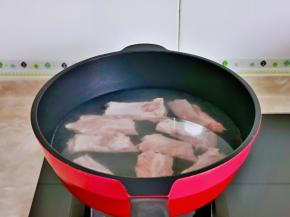 泡好后焯水，肋排冷水下锅，大火烧开煮2分钟，捞出反复冲洗，将排骨上的杂质冲洗干净。