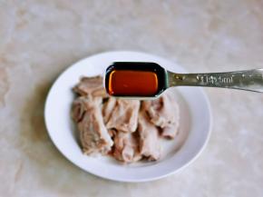 将肋排装入盘中，加入料酒。