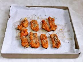 20分钟后取出烤盘，撤掉锡纸，再铺上油纸，摆放上肋排，撒上孜然粒。