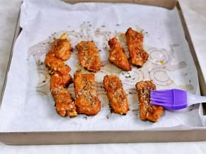 刷上薄薄一层蜂蜜，入烤箱上下180度烤5分钟。