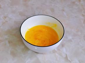 鸡蛋磕碗里，用筷子打散。