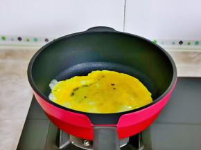 起油锅，倒入蛋液，小火煎蛋。