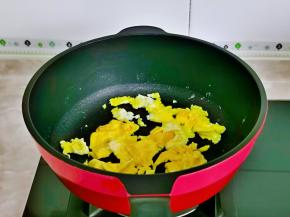 待表面凝固后用铲子将鸡蛋铲成小块，盛出备用。