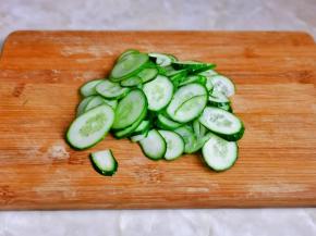 黄瓜洗干净，切片。