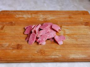 香肠冷水冲洗，再切片。