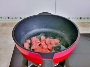 起油锅，加入香肠片煸炒8分熟。