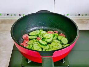 再加入切好的黄瓜翻炒。