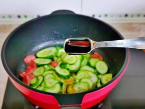 加入生抽提味儿。