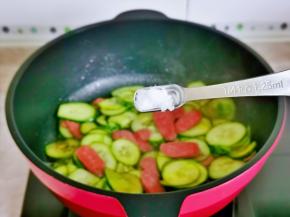 按个人口味加入盐。