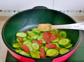 再加入十三香，小伙翻炒均匀。