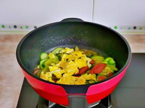 最后加入煎好的鸡蛋。