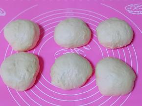 取出发酵好的面团揉圆排气，分成9等份，盖上保鲜膜松弛10分钟。