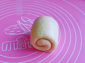 醒好的面卷，再次擀长舌状卷起来，收口捏紧朝下。