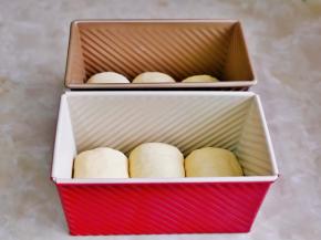 依次做好的卷，放入吐司模具中，