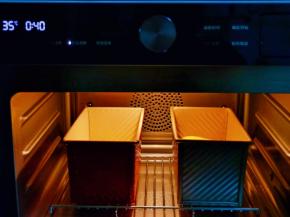 入蒸烤箱进行发酵，35度40分钟。（烤箱发酵也可以，放入一杯开水，保持面包胚的湿度）