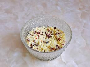 利用这时间做酥粒，将酥粒食材混合在一起，戴上食品手套搓成小颗粒状即可。（蔓越莓干切碎）