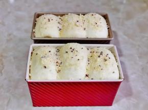 发酵至9分满，刷上一层牛奶，再撒上做好的酥粒。