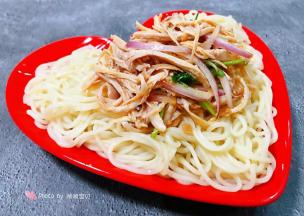 拌匀的香辣鸡丝铺在面条上看着就想吃