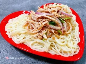 拌匀的香辣鸡丝铺在面条上看着就想吃