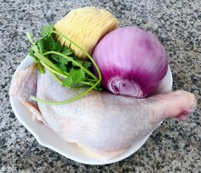 准备洋葱鸡腿、面条、洋葱、香菜