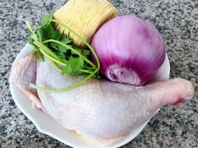 准备洋葱鸡腿、面条、洋葱、香菜