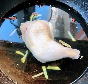 锅中添加适量清水放入鸡腿、姜片、花椒、八角大火煮熟