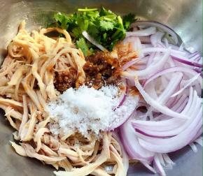 洋葱切丝香菜切段放入容器中再放入调味料糖、盐、醋、蒜蓉辣椒油、味精