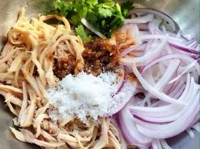 洋葱切丝香菜切段放入容器中再放入调味料糖、盐、醋、蒜蓉辣椒油、味精