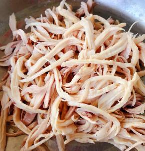 晾凉的鸡腿撕成细丝