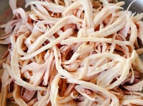 晾凉的鸡腿撕成细丝