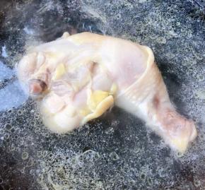 锅中烧开水放入洗净的鸡腿焯水去除油脂和杂质