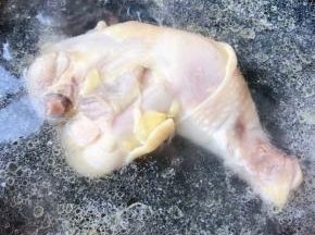 锅中烧开水放入洗净的鸡腿焯水去除油脂和杂质