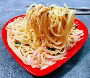 香辣鸡丝混搭着面条洋葱入口既有肉的香浓也有洋葱爽口的口感绝对是打开您味蕾的佳品