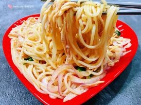 香辣鸡丝混搭着面条洋葱入口既有肉的香浓也有洋葱爽口的口感绝对是打开您味蕾的佳品