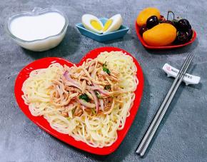 搭配鸡蛋牛奶水果一起吃就是标配的早餐