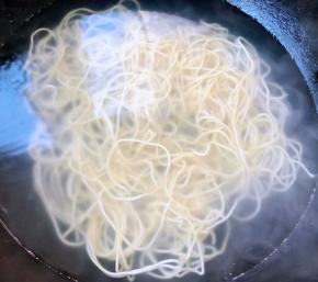 锅中烧开水放入面条大火煮起来煮至面条熟透不失劲道还不软烂即可