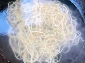 锅中烧开水放入面条大火煮起来煮至面条熟透不失劲道还不软烂即可