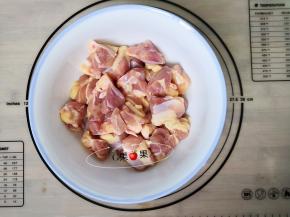 鸡脆骨洗净，控干水分备用