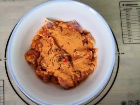 倒入烤肉料搅拌均匀，多搅拌一会，这样容易入味儿