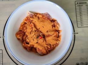 倒入烤肉料搅拌均匀，多搅拌一会，这样容易入味儿