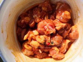 把搅拌均匀的鸡脆骨放入冰箱冷藏2个小时以上