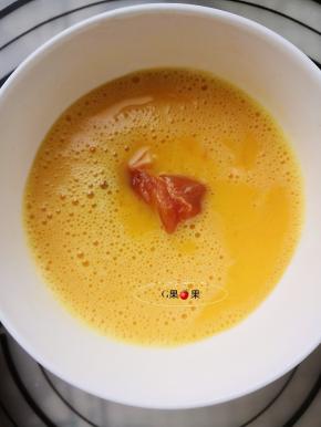 把腌制好的鸡脆骨放入鸡蛋液里滚一下