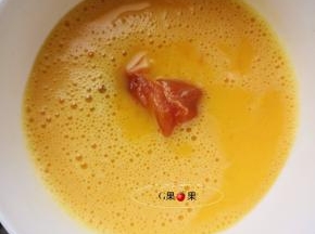 把腌制好的鸡脆骨放入鸡蛋液里滚一下