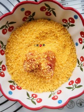 再把沾满鸡蛋液的鸡脆骨放入面包糠里，让整个鸡脆骨都裹上一层面包糠