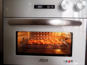 放入ACA空气炸烤箱，190℃空炸12分钟