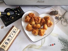 ACA空气炸烤箱做出来的香喷喷的鸡脆骨放心大胆的吃，不用担心吃多了会上火，不但没有用一滴油，而且在空炸的过程中还把肉里多余的油脂都给炸出来了。真正做到了低脂无油