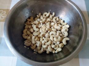 先把腰果仁用水冲洗一下，表面润湿一下就可以，然后晾下水。