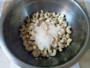 然后加入白砂糖。我用的粗砂糖，我喜欢吃到那种糖的颗粒感。