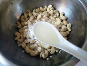 再加入玉米油，不要用味道重的油。