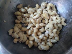 然后拌匀，尽量让每一颗腰果都裹上油、淀粉和糖。